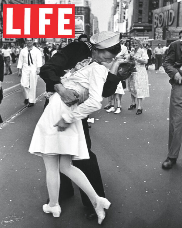 Life Vj Day Soldier Kissing Girl